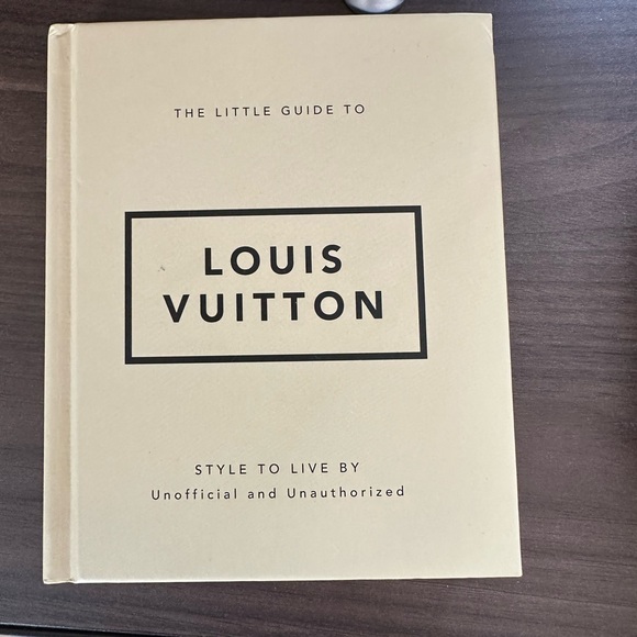 Brand new: Chanel, Louis Vuitton, and Gucci Fashion Books Set - Picture 5 of 6